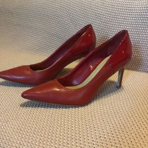 Size 6 Payton by Tahari red pumps